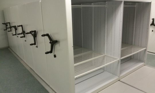 Стеллажи для одежды с сетчатыми полками