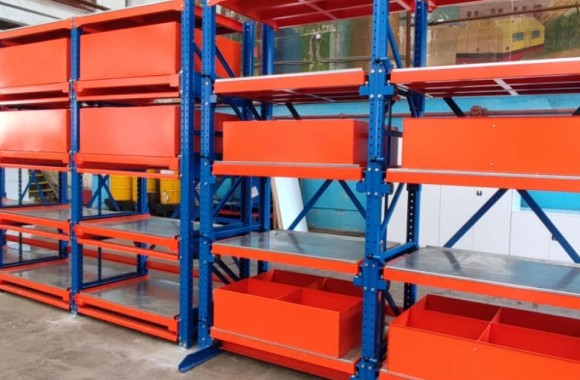 Стеллаж с выкатными платформами и ящиками