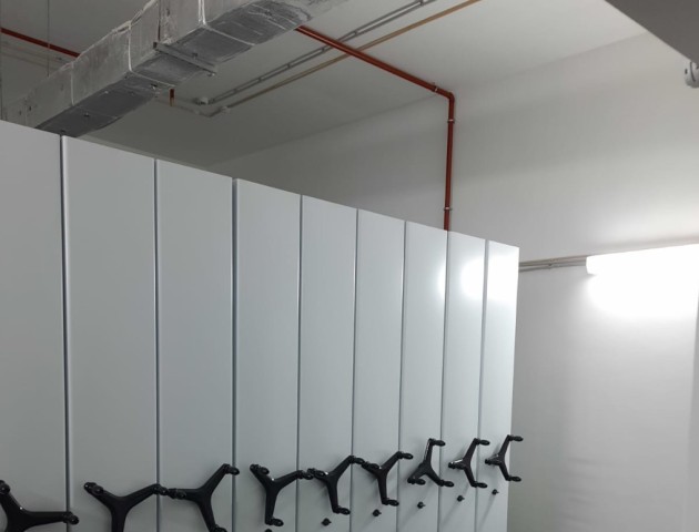 Раздвижные стеллажи с сетками для хранения картин