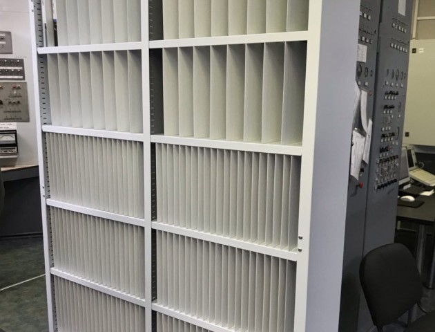 Стеллажи с узкими вертикальными ячейками для документов