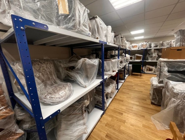 Среднегрузовые стеллажи для мебели в хранилище музея