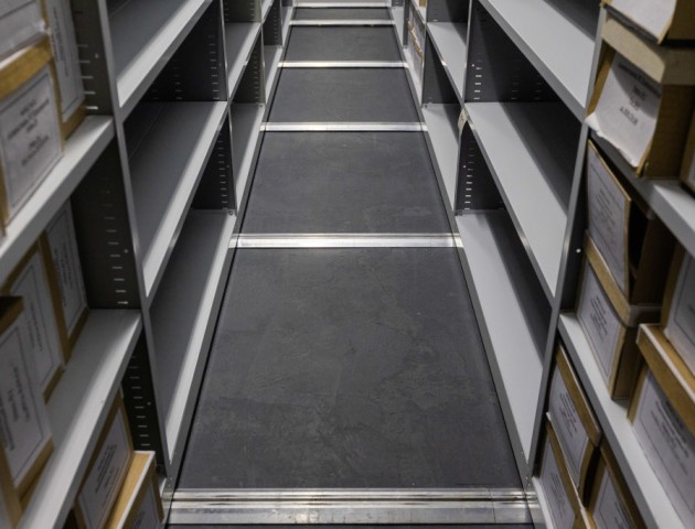 стеллажи на рельсах