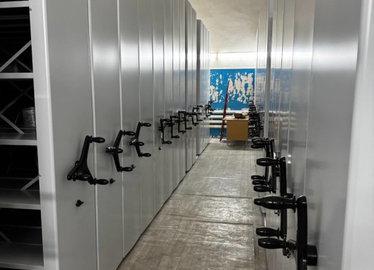 Высокие мобильные стеллажи